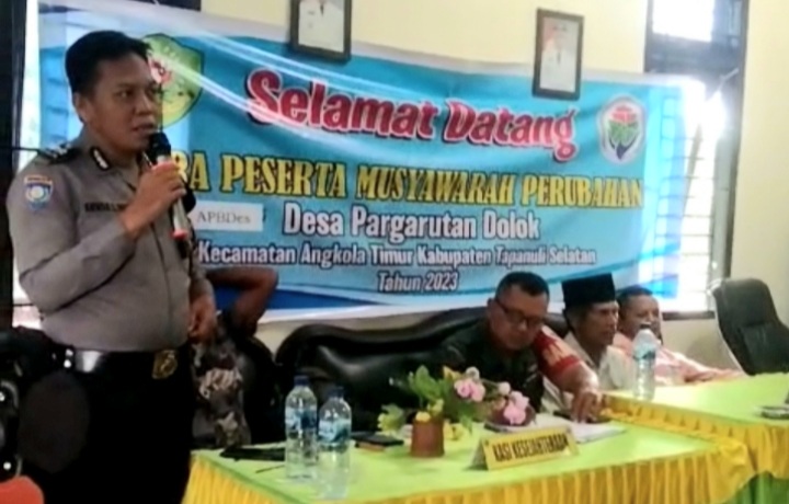 Bhabinkamtibmas Polsek Sipirok, Aiptu Anwar Sadat, menghimbau ke perangkat Desa Sijungkang agar anggaran P-APBDes tidak jadi ajang KKN di sela musyawarah