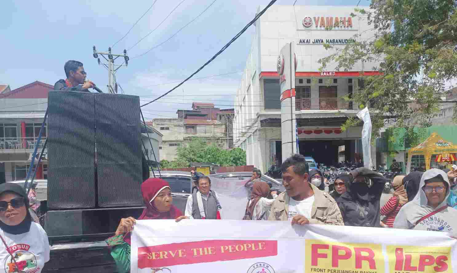 Masa aksi demo Forum Pasigala di depan Kantor Bank Sulteng.