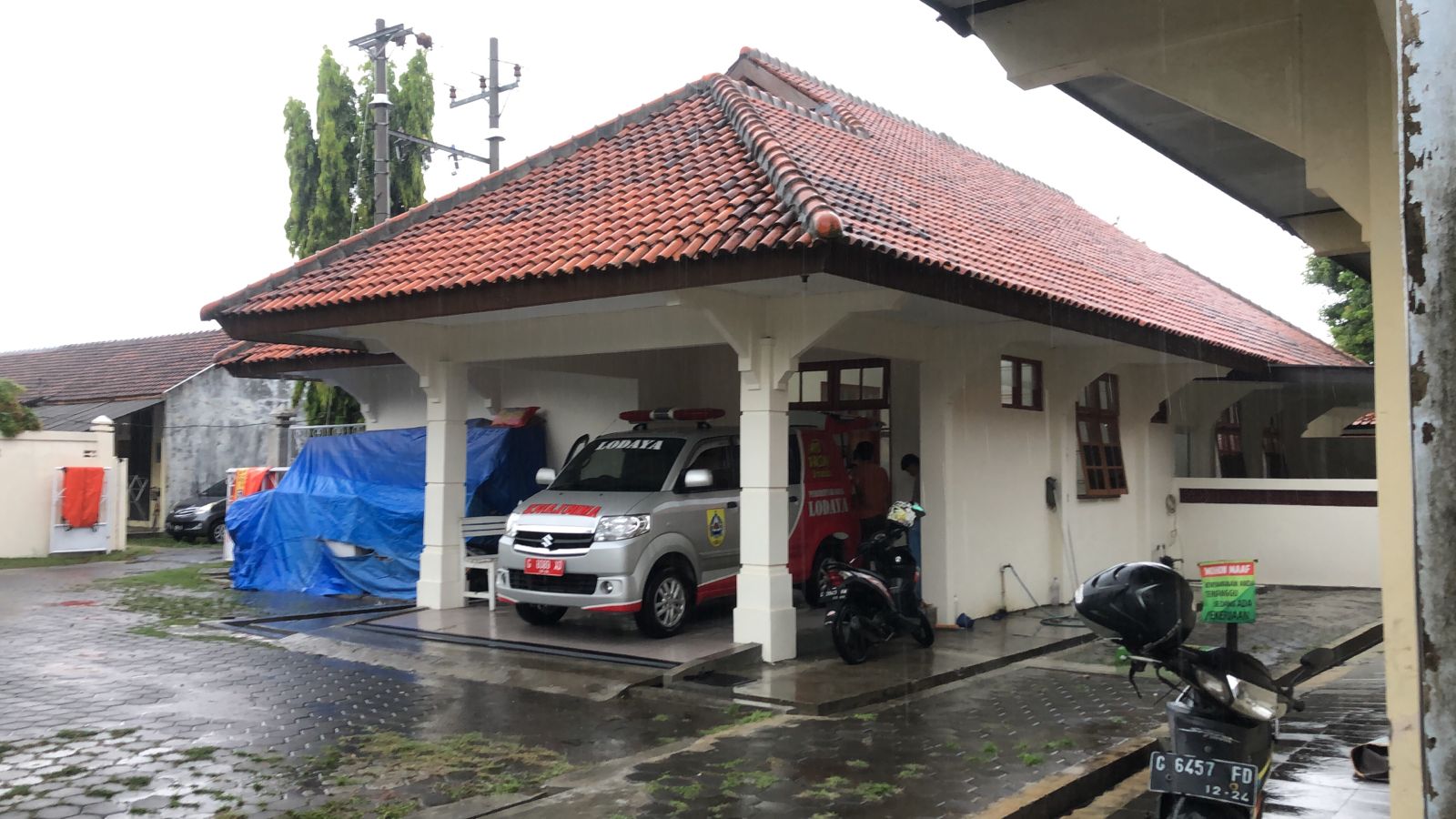 Ambulance membawa korban lakalantas di jalan raya Bantarbolang ke kamar jenazah RSUD M Ashari