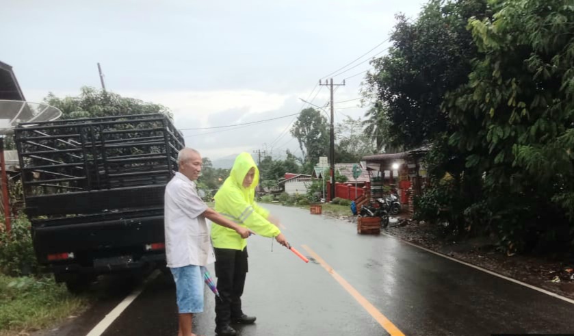 Polisi saat melakukan cek dan olah TKP di lokasi kejadian