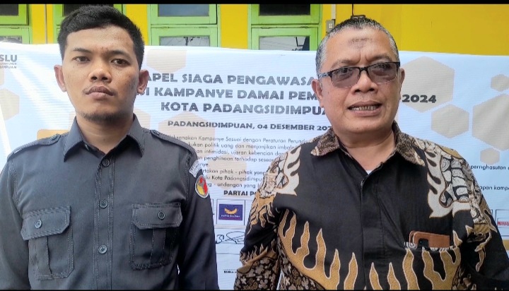 Ketua Bawaslu Padangsidimpuan, Ratno Afandi (kiri) bersama Ketua Bawaslu Sumut, M Aswin Diapari Lubis (kanan), saat diwawancarai awak media