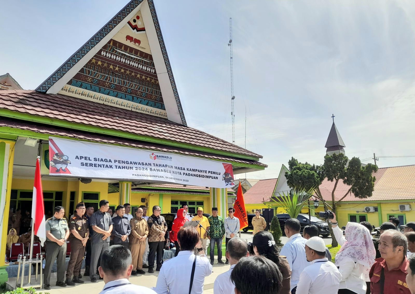 Suasana Apel pengawasan tahapan masa kampanye Pemilu serentak tahun 2024 di Halaman Kantor Wali Kota Padangsidimpuan