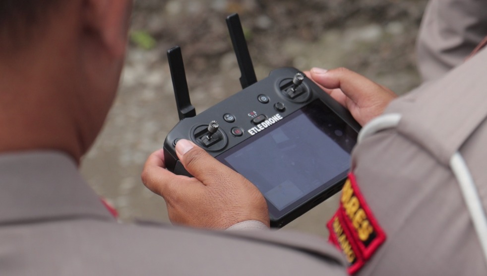 Petugas Satlantas Polres Pemalang Gunakan ETLE Drone untuk memantau ketertiban berlalu lintas