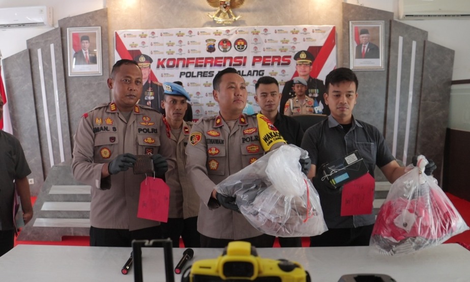 Wakapolres Pemalang menunjukkan sejumlah barang bukti kasus pembunuhan dan curas di Mapolres Pemalang