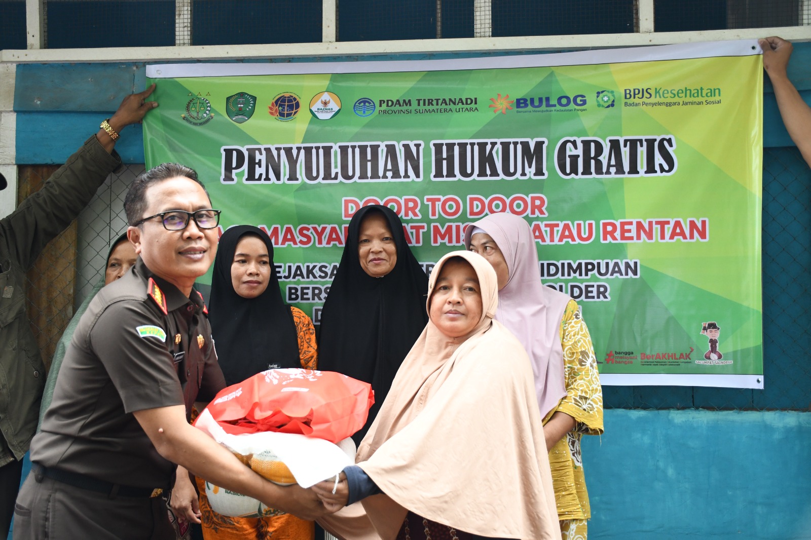 Kajari Padangsidimpuan, Dr Lambok MJ Sidabutar, menyerahkan bantuan bahan pangan usai menggelar penyuluhan hukum gratis secara door to door