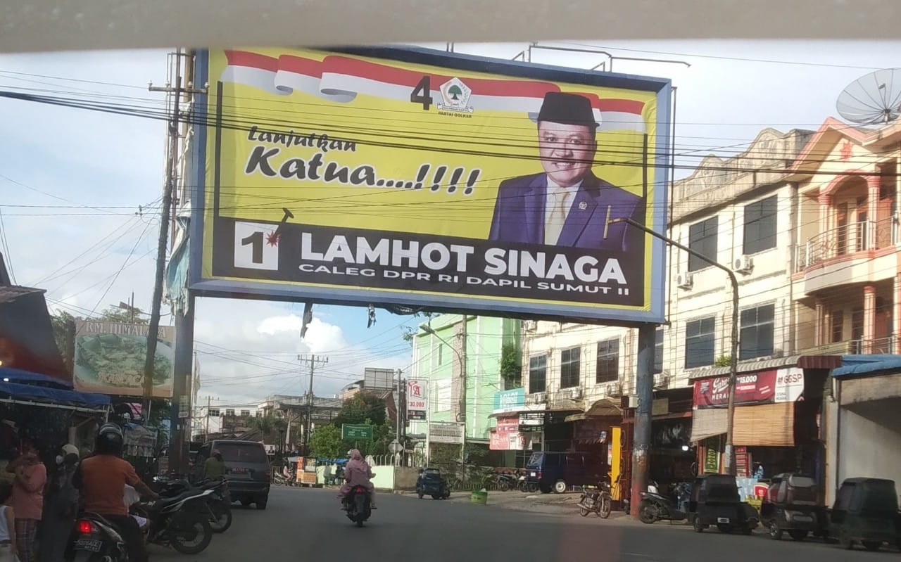 Salah satu APK yang terpasang pada zona terlarang seperti Jalan SM Raja, mulai Tugu Siborang sampai By Pass Batunadua yang telah melanggar aturan