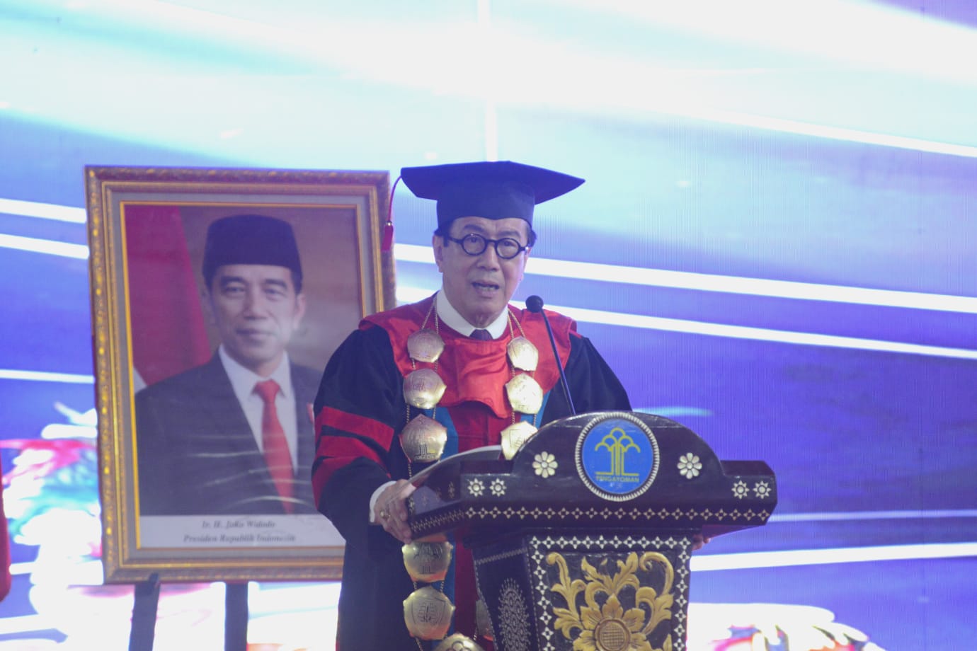 Menteri Hukum dan Hak Asasi Manusia (Menkumham), Yasonna H. Laoly saat memberikan sambutan dihadapan para taruna Politeknik Ilmu Pemasyarakatan (Poltekip) dan Politeknik Imigrasi (Poltekim).