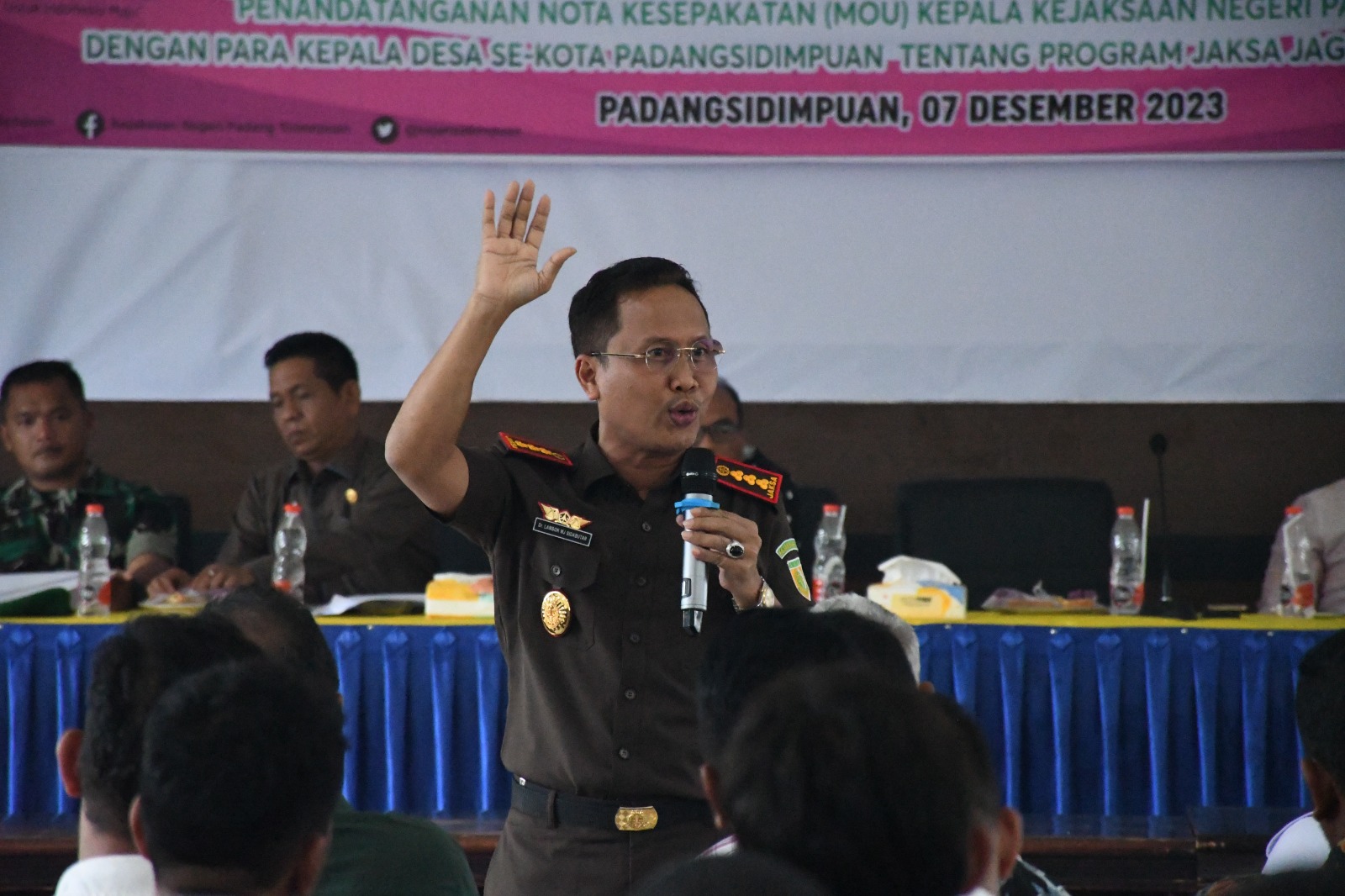 Kajari Padangsidimpuan, Dr Lambok MJ Sidabutar, saat membuka sesi tanya jawab saat menggelar sosialisasi dan MoU terhadap 42 Kepala Desa dalam rangka memperingati Hari Anti Korupsi 2023