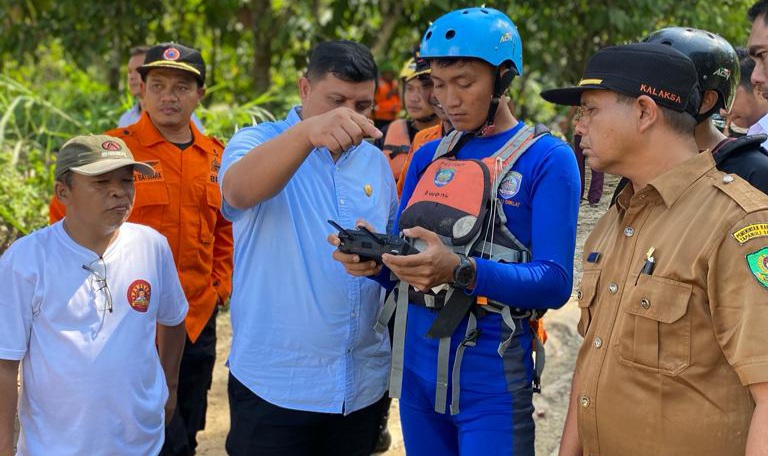 Ketua DPRD Tapsel, Abdul Basith Dalimunthe, saat pantau langsung proses pencarian Batita yang hanyut