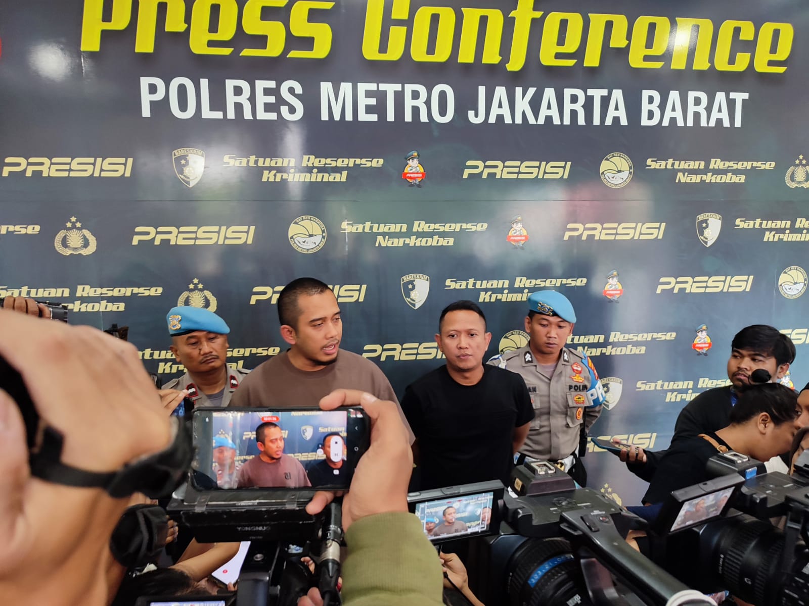 Satres Narkoba Polres Metro Jakarta Barat saat memberi keterangan pada wartawan