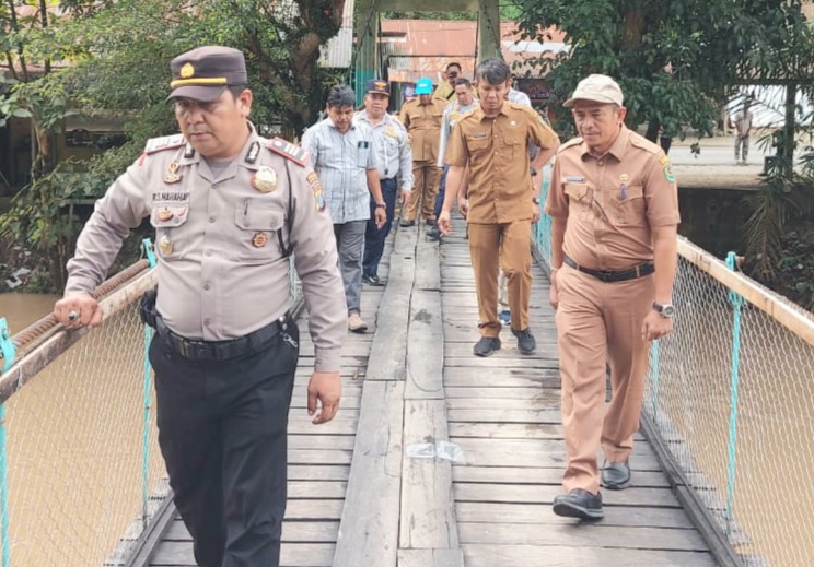 Proses pengecekan fisik Jembatan Gantung Objek Wisata Aek Sijorni di Desa Aek Libung, Kecamatan Sayur Matinggi, Kabupaten Tapsel