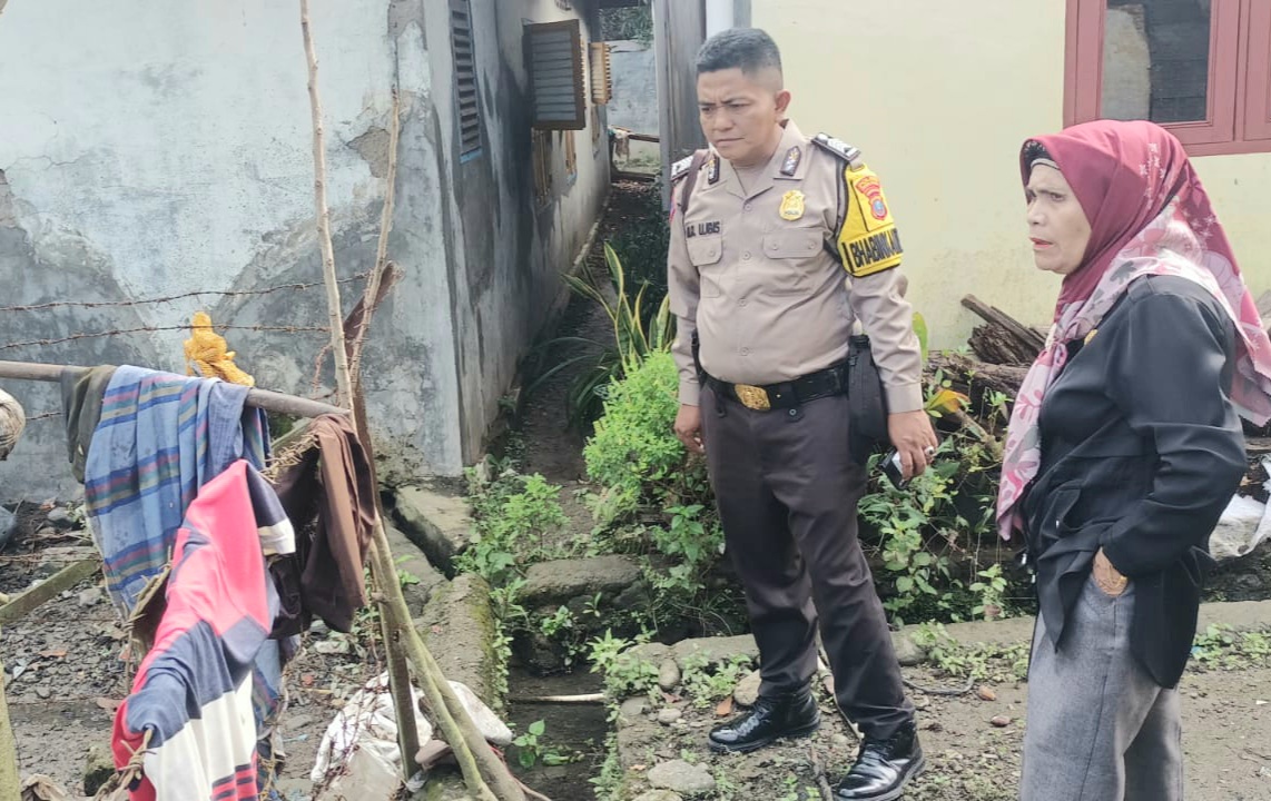 Personel Polres Tapsel saat monitoring keluhan warga terkait meluapnya air saat hujan deras datang akibat parit yang tersumbat