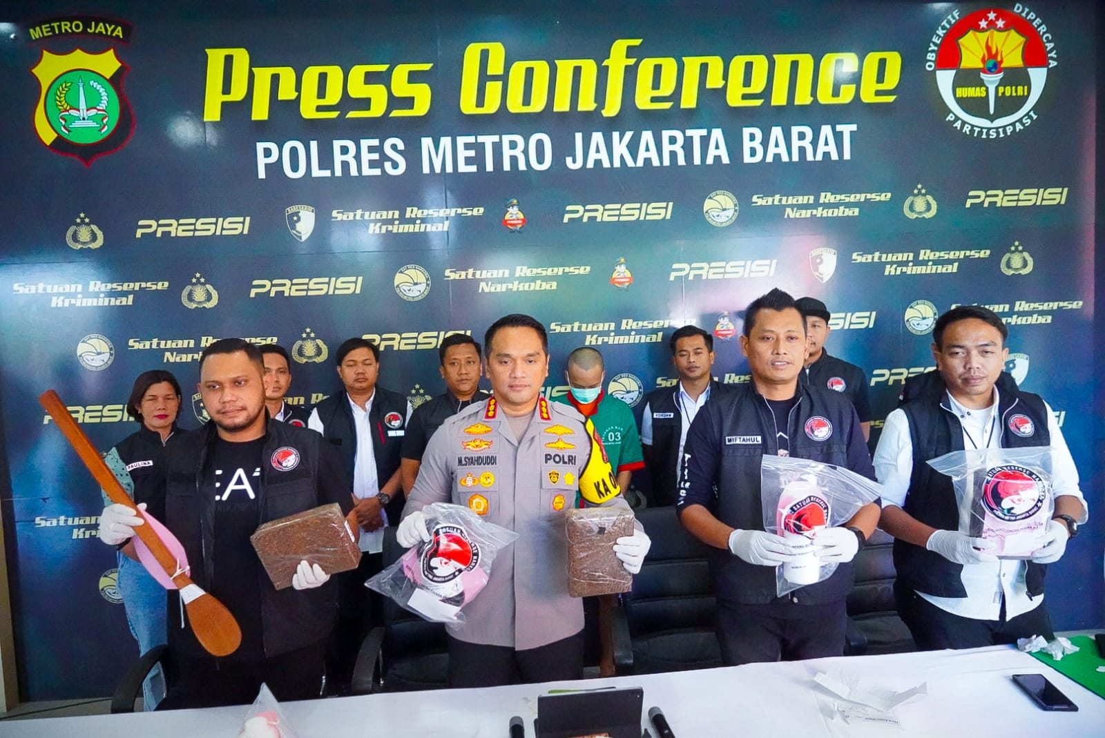 Kapolres Metro Jakarta Barat saat konferensi pers bersama barang bukti tembakau sintetis (gorila) hasil sitaan