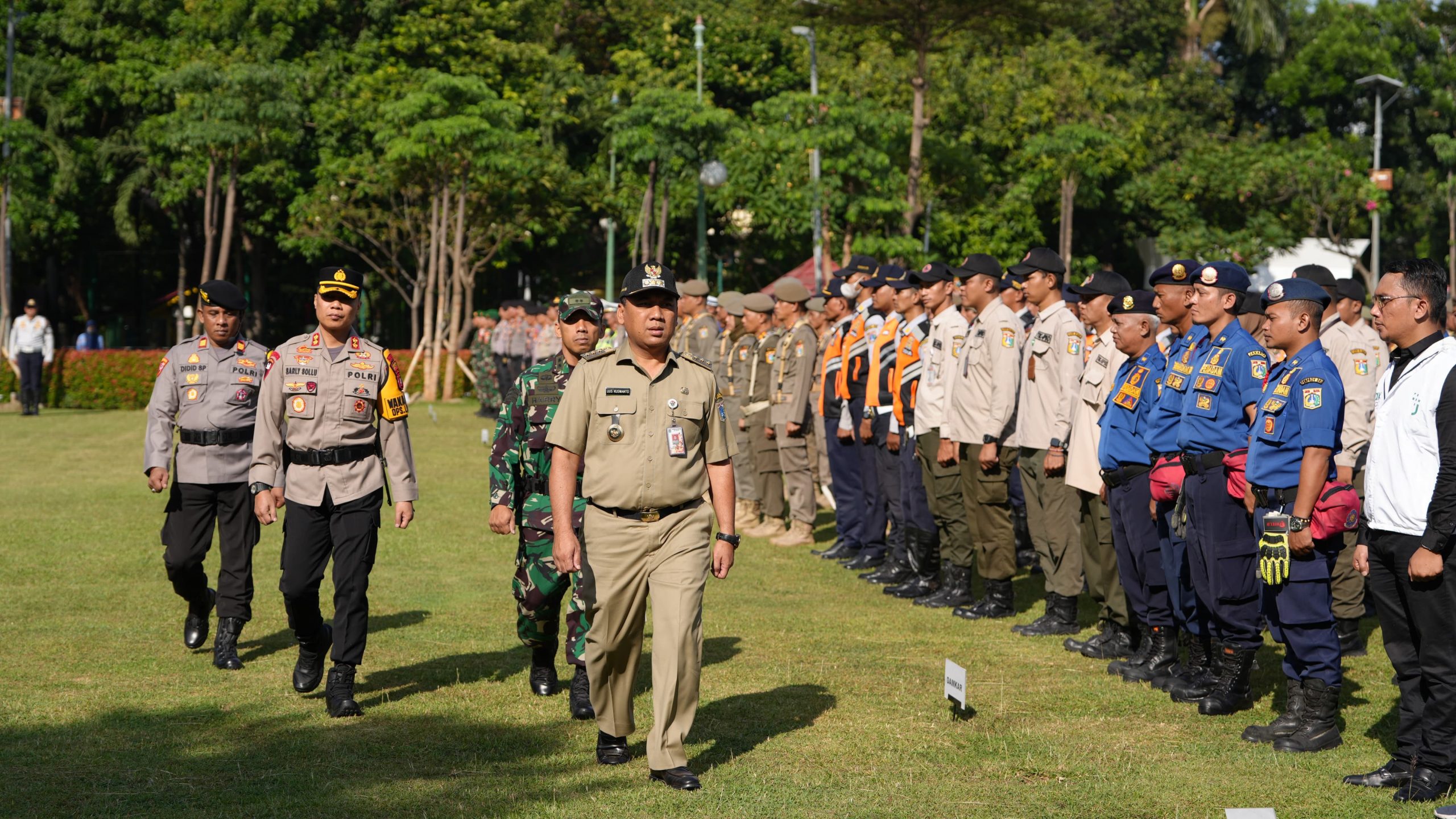 Walikota Jakarta Barat di dampingi Polri dan TNI saat memeriksa barisan apel pasukan lilin 2023