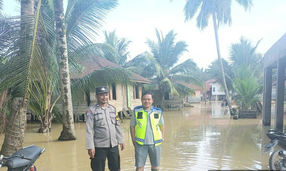 Personel Polsubsektor Simangambat saat meninjau banjir yang melanda kawasan Dusun Sungai Rodang, Desa Pagaran Tonga