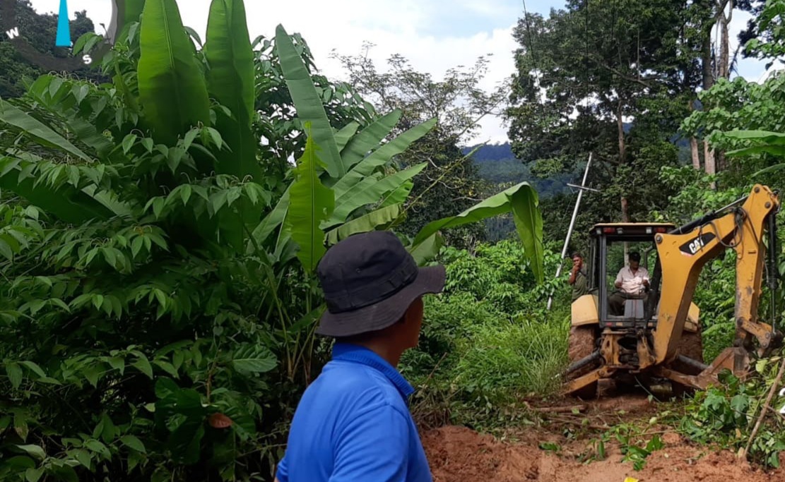 Satu unit alat berat milik Dinas PUPR Kabupaten Padang Lawas Utara saat mengevakuasi material longsor yang menimbun badan Jalan di salah satu desa di Kecamatan Padang Bolak