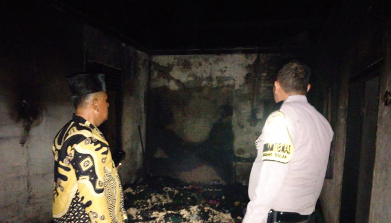 Polisi saat melakukan penyelidikan di Rumah yang terbakar