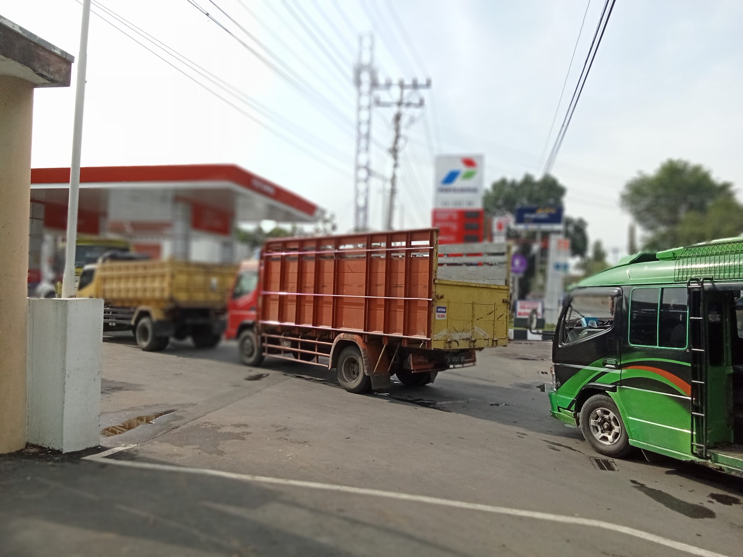 Antrian pembelian solar terlihat di SPBU jalan Gatot Subroto Pemalang