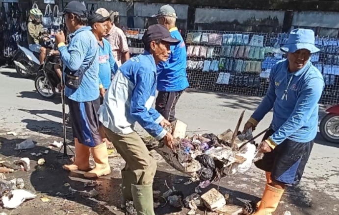 Pegawai DPU - SDA mengangkat sampah' di aliran sungai Gempol Pemalang