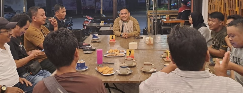 Tampak Komandan Kodim 1307/Poso saat ngopi bareng bersama puluhan awak media