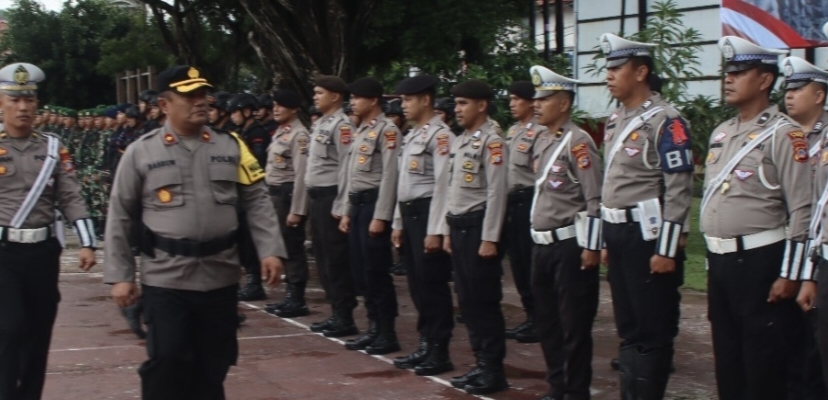 Tampak Wakapolres Poso saat melakukan inspeksi Pasukan jelang pengamanan Nataru 2024