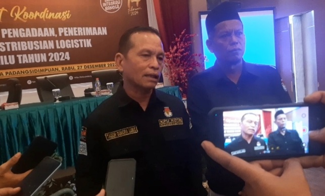 Ketua KPU Padangsidimpuan, Tagor Dumora, didampingi Komisioner, Parlagutan Harahap, saat diwawancarai awak media usai Rakor terkait pengadaan, penerimaan, dan pendistribusian logistik Pemilu tahun 2024