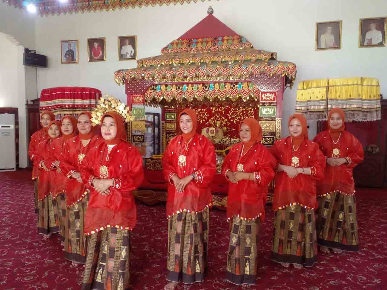 Ketua Ikatan Adhyaksa Darmakarini (IAD) Daerah Luwu, Ny. St. Rahmi Zulmar, bersama pengurus IAD Daerah Luwu melaksanakan kunjungan ke Rumah Adat di Kota Palopo, Sulawesi Selatan.