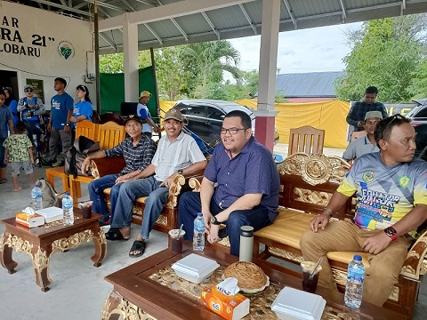 Pj. Bupati Parimo Richard Arnaldo Djanggola, SE, M.Si beserta tokoh masyarakat Desa Olo Baru menyaksikan kegiatan lomba balap sepeda BMX piala bergilir Bupati Parimo.