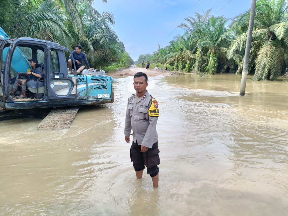 Situasi terkini di Jalan Lintas Simangambat Julu-Simpang Brakas, Kabupaten Padang Lawas Utara, yang masih tergenang air setinggi lebih kurang 0.30 Meter akibat meluapnya Sungai Barumun