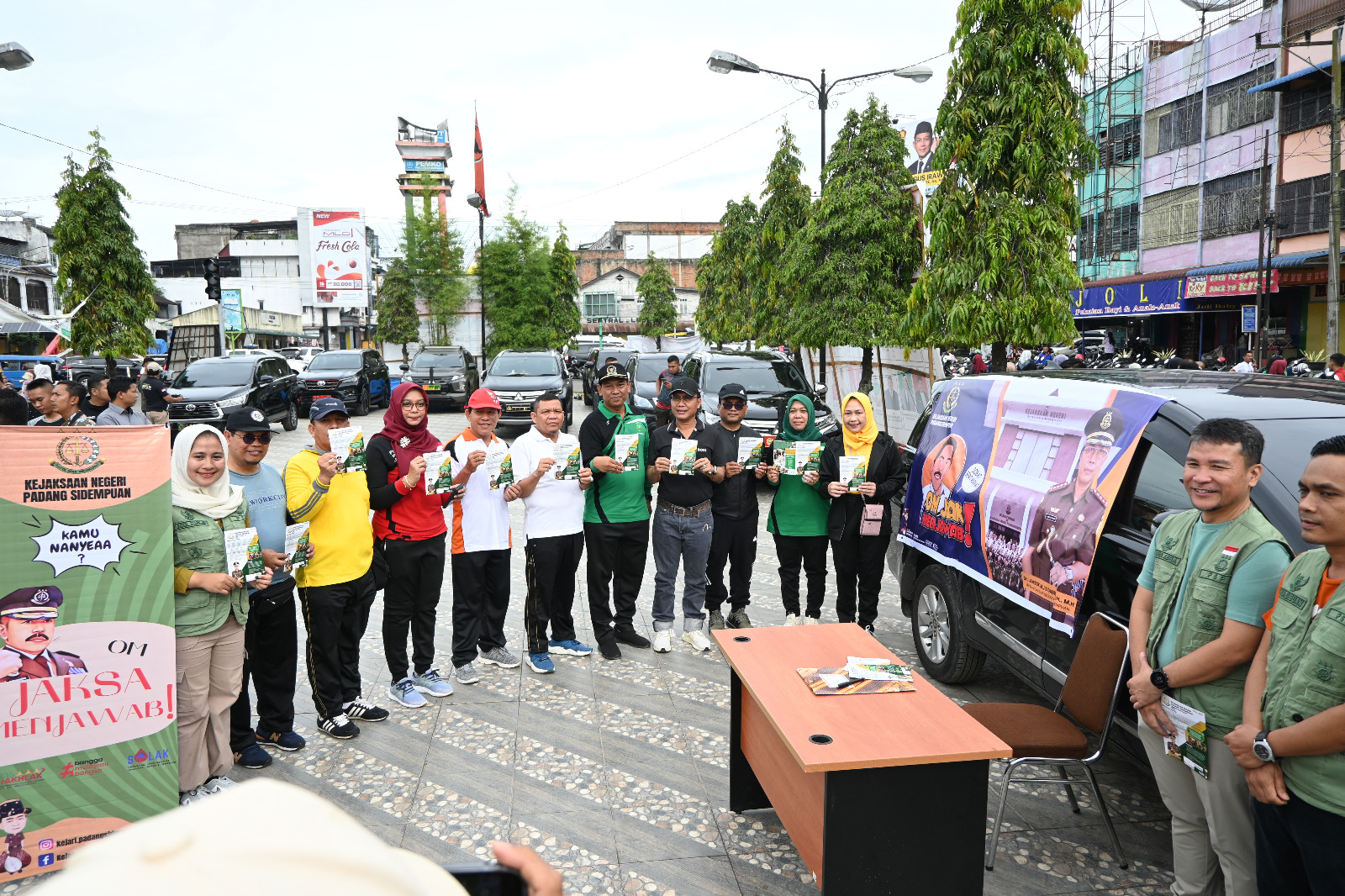 Kajari Padangsidimpuan, Dr Lambok MJ Sidabutar, bersama Pj Wali Kota, Dr Letnan Dalimunthe, Ketua DPRD, Siwan Siswanto, dan jajaran Forkopimda lainnya berfoto bersama di Stand "Om Jak" di sela CFD di Alaman Bolak Padang Nadimpu