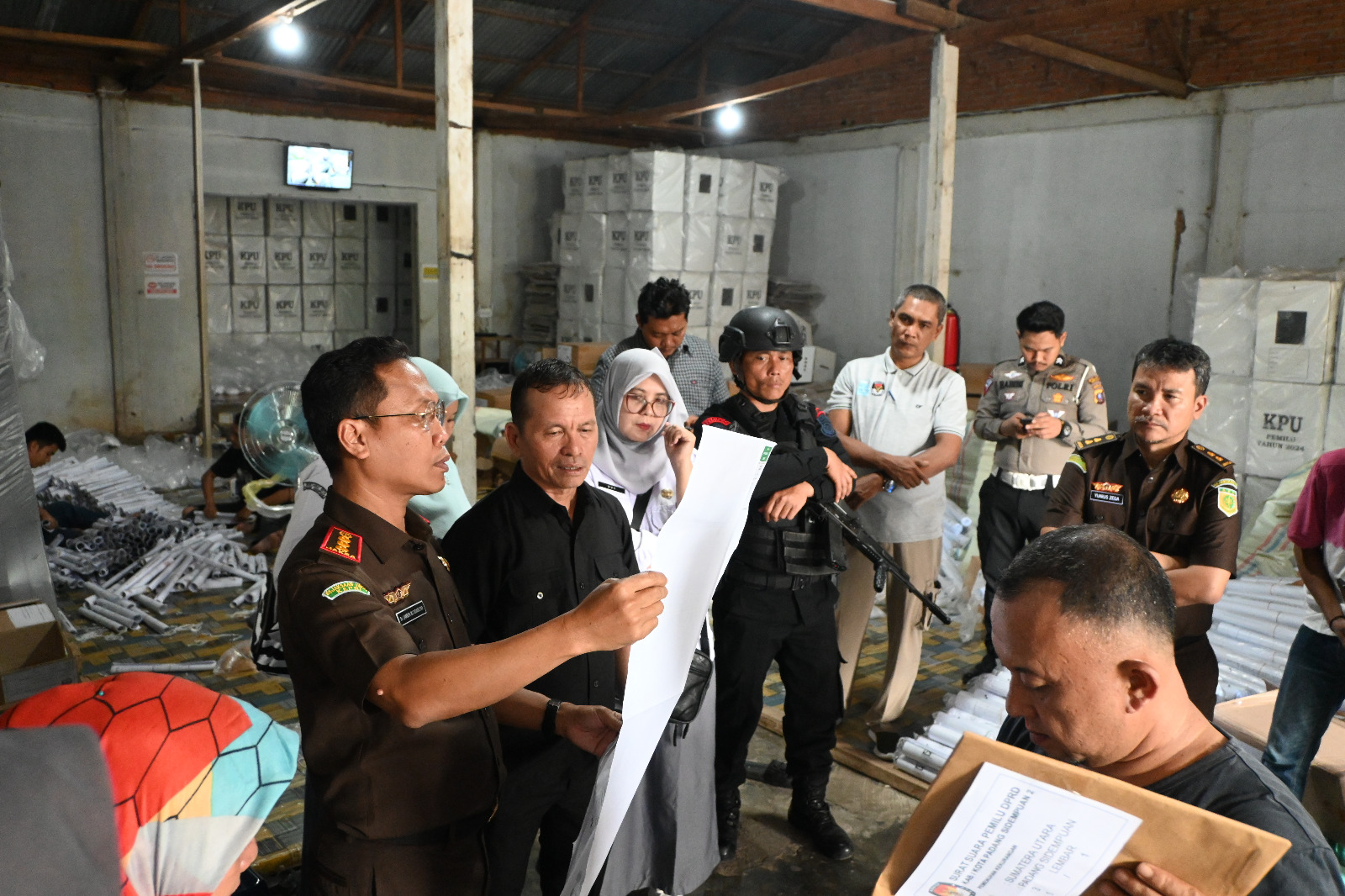 Didampingi Ketua KPU Padangsidimpuan, Tagor Dumora, Kajari Dr Lambok MJ Sidabutar, melakukan pengecekan logistik Pemilu berupa surat suara