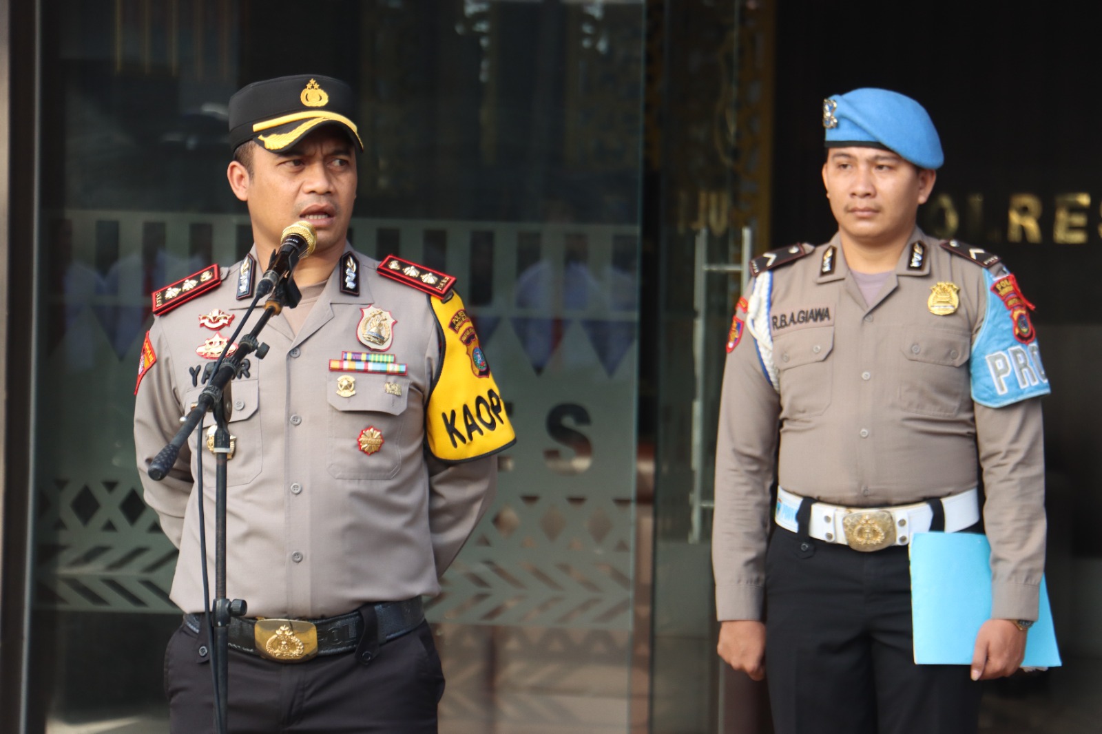 Kapolres Tapsel, AKBP Yasir Ahmadi, saat memberi arahan ke seluruh personel pada Apel pagi jam pimpinan