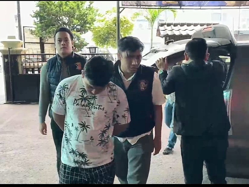 Pelaku saat di bekuk di Polsek Tamansari Jakarta Barat