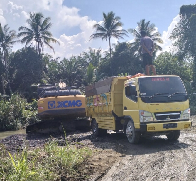 Tampak kemdaraa alat berat serta kendaraan truk saat melakukan aktivitas tambang galian C yang di duga ilegal