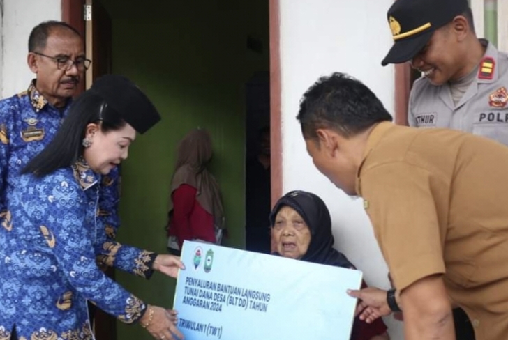 Tampak Sekab Poso, mewakili Bupati Poso saat melaksanakan proses penyaluran BLT kepada warga