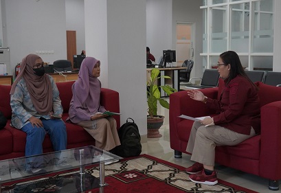 Tampak Solidaritas Perempuan Palu saat berkoordinasi dengan staff Kantor Imigrasi Kls. I TPI Palu.