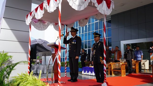 Kepala Kanwil Kemenkumham Sulteng, Hermansyah Siregar saat menjadi inspektur upacara pada peringatah Hari Bhakti Imigrasi ke-74 di Kantor Imigrasi Kls. I TPI Palu.