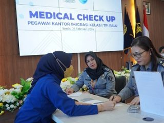 HIDUP SEHAT: Moment pegawai Kantor Imigrasi Kls. I Palu saat melakukan check up kesehatan.