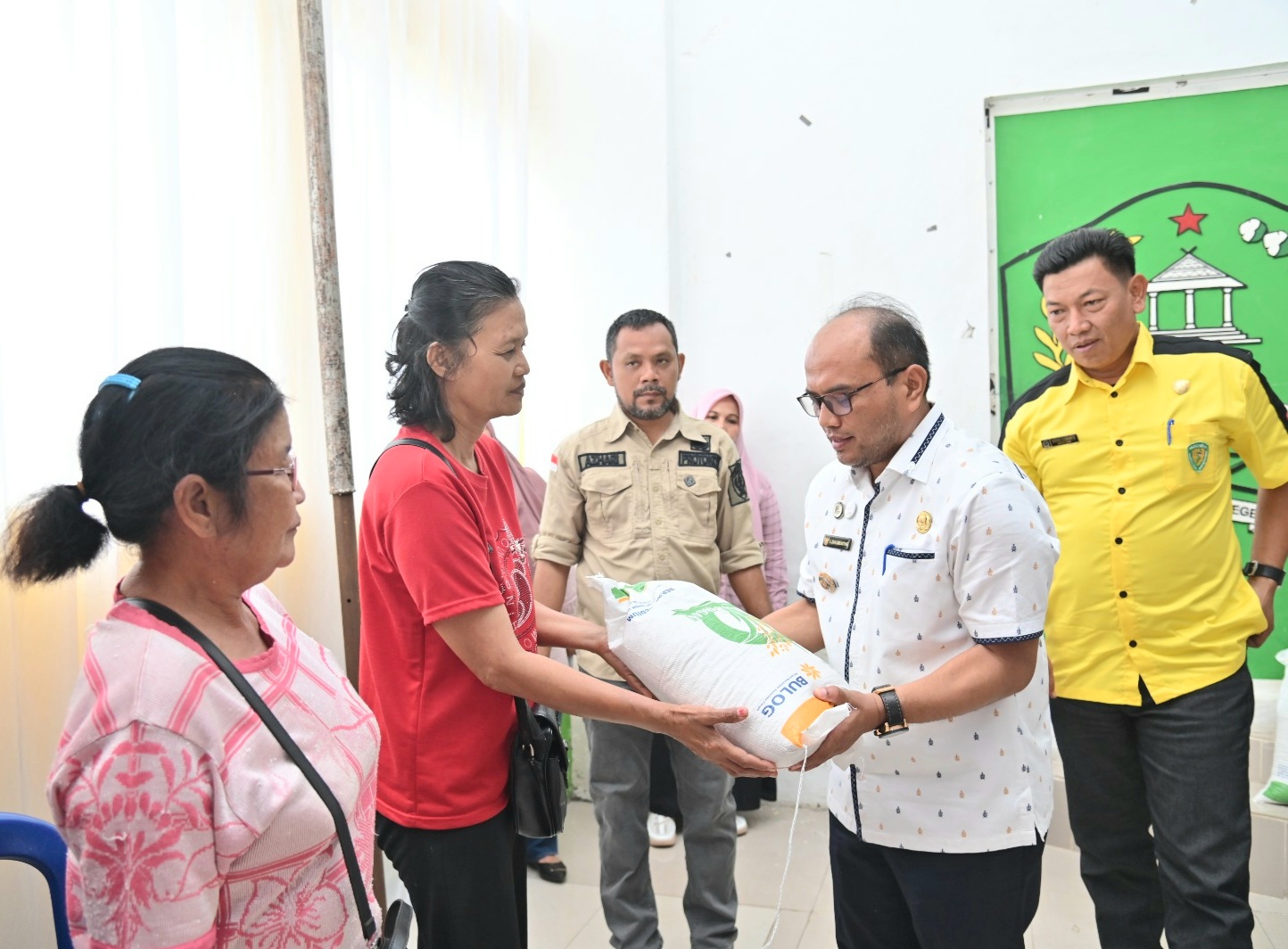 Pj Wali Kota Padangsidimpuan, Letnan Dalimunthe, salurkan bantuan pangan secara simbolis ke masyarakat