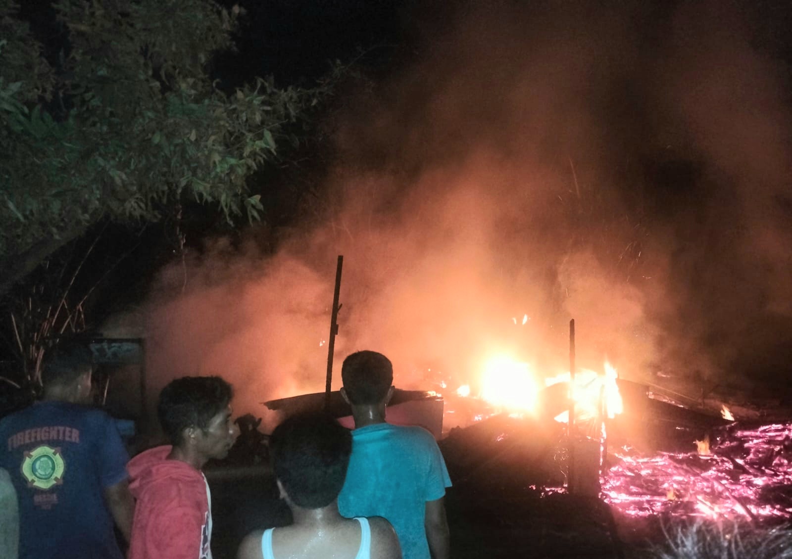 Suasana dua unit Rumah terbuat dari papan di Dusun II, Desa Bandar Hapinis, Kecamatan Muara Batang Toru, Kabupaten Tapsel, yang terbakar