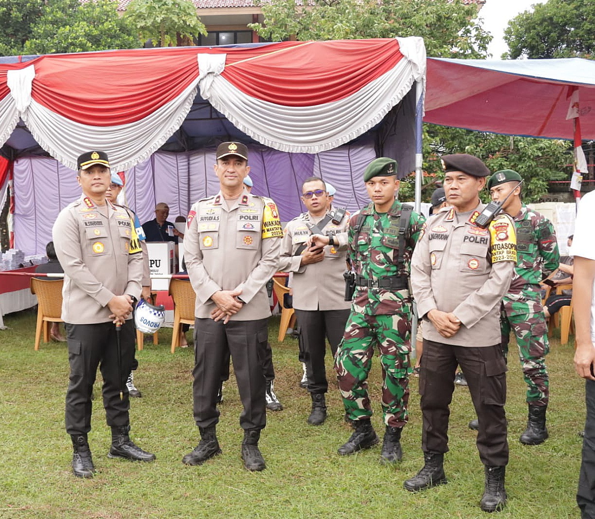 Wakapolda Metro Jaya didampingi Kapolres Jakarta Barat saat meninjau langsung salah satu TPS di wilayah Jakarta Barat