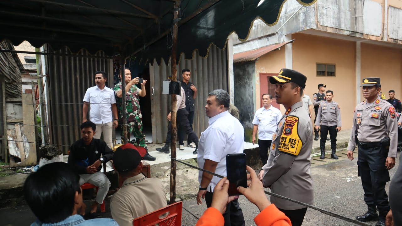 Kapolres Tapsel, AKBP Yasir Ahmadi, dan Bupati Tapsel, Dolly Pasaribu, tinjau langsung proses pemungutan suara Pemilu di Sipirok