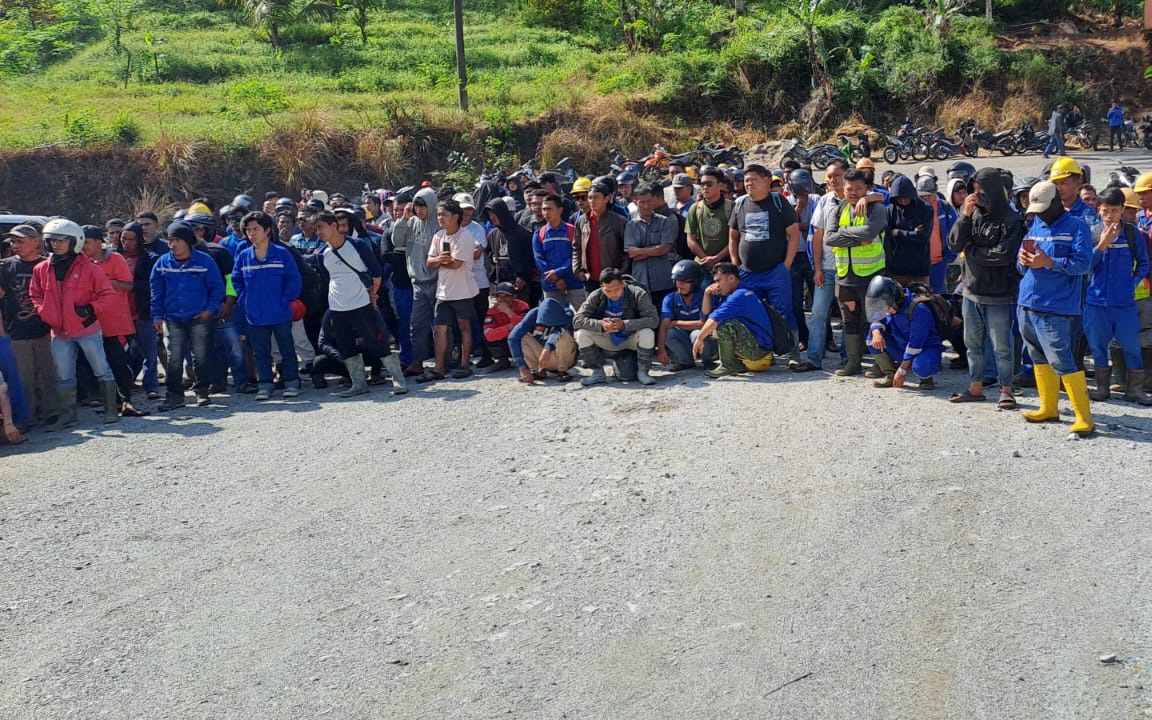 Ratusan Karyawan yang melakukan aksi mogok kerja saat dengarkan hasil kesepakatan usai rapat koordinasi dan mediasi dengan pihak perusahaan PT SAE