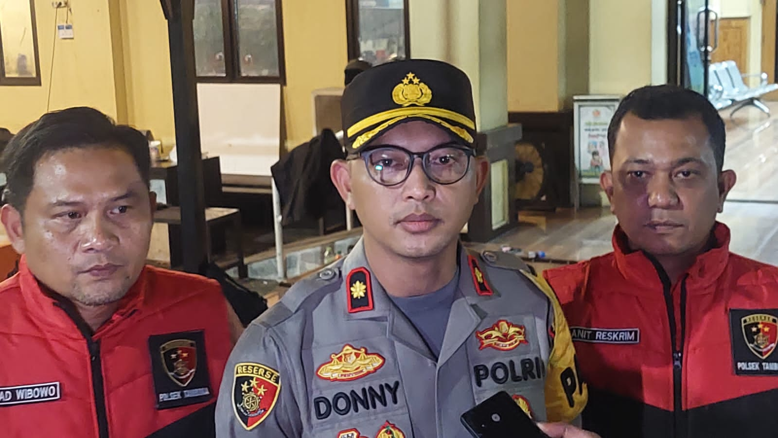 Kapolsek Tambora Polres Metro Jakarta Barat, Kompol Donny Agung Harvida didampingi Kanit Reskrim Akp Rahmat Wibowo