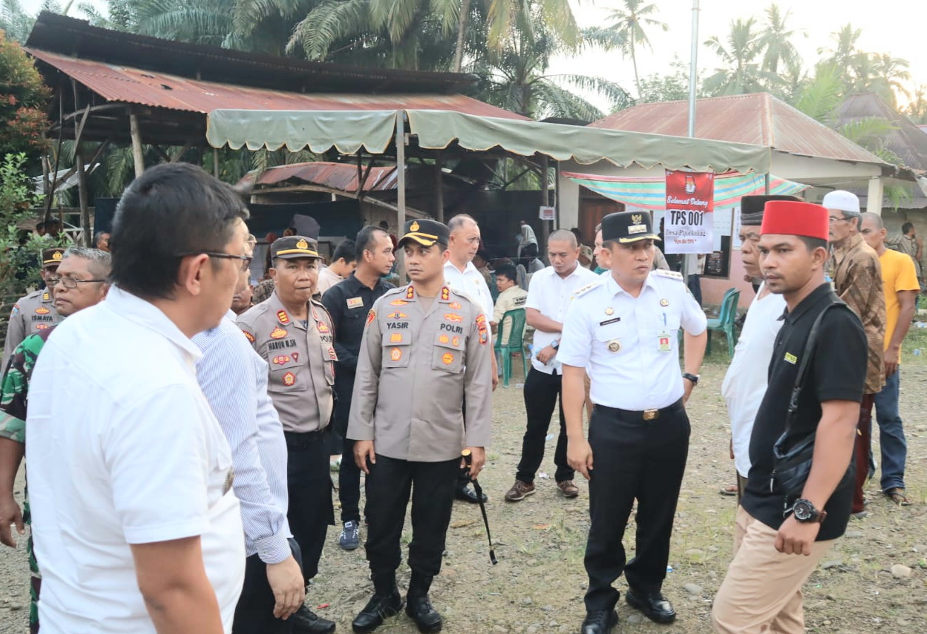 Kapolres Tapsel, AKBP Yasir Ahmadi, bersama Bupati Paluta, Patuan Rahmat Syukur P Hasibuan, Kajari Paluta Hartam Ediyanto, dan lainnya saat meninjau langsung pelaksanaan PSU di TPS 001 Desa Pijorkoling, Kecamatan Padang Bolak Tenggara