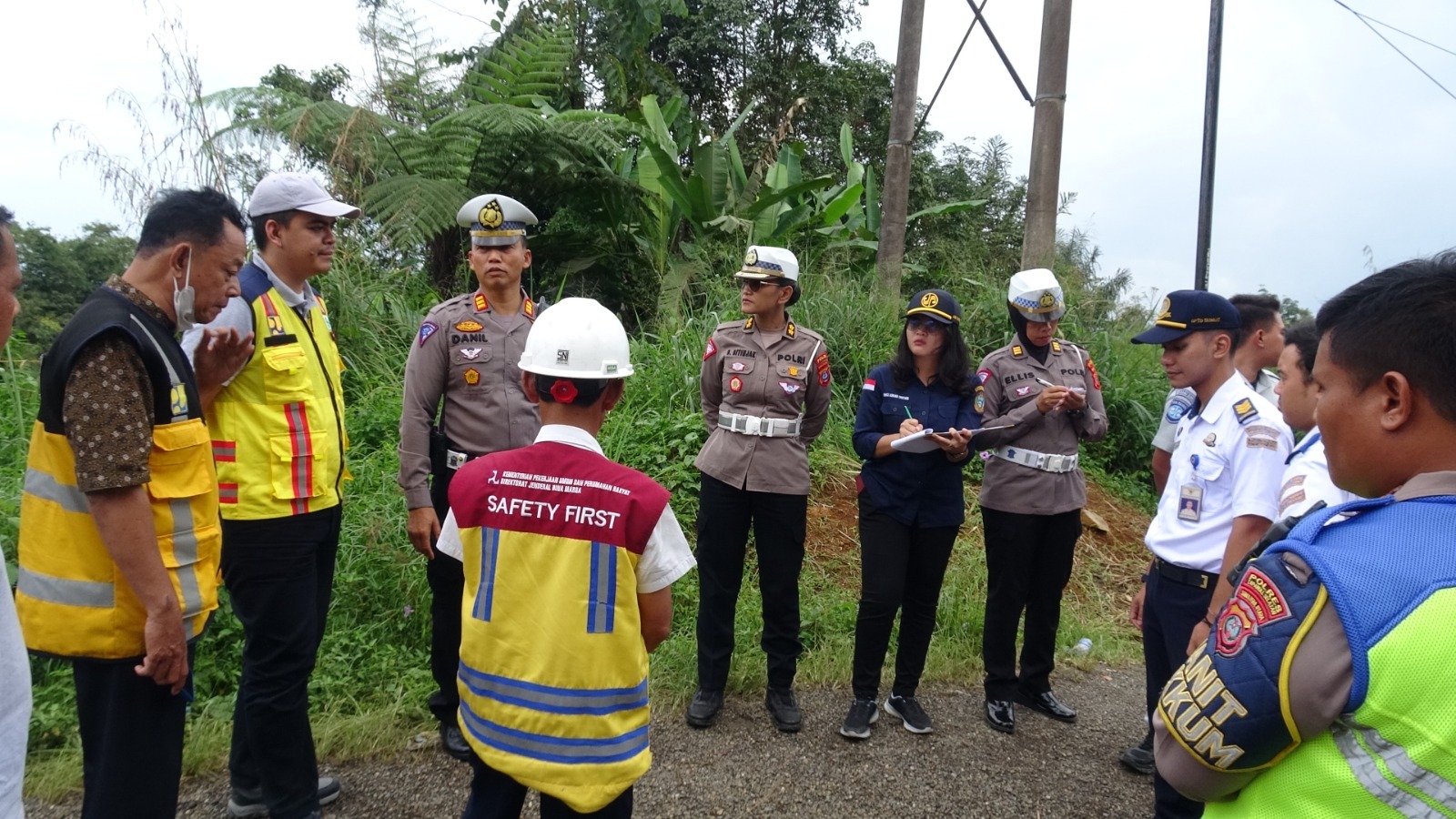 Kasat Lantas Polres Tapsel, AKP Dahnial Saragih, saat dampingi Kasubdit Kamsel Ditlantas Polda Sumut, AKBP Sah Udur Sitinjak, menyurvei Jalan Lintas Batu Jomba bersama pihak-pihak terkait lainnya