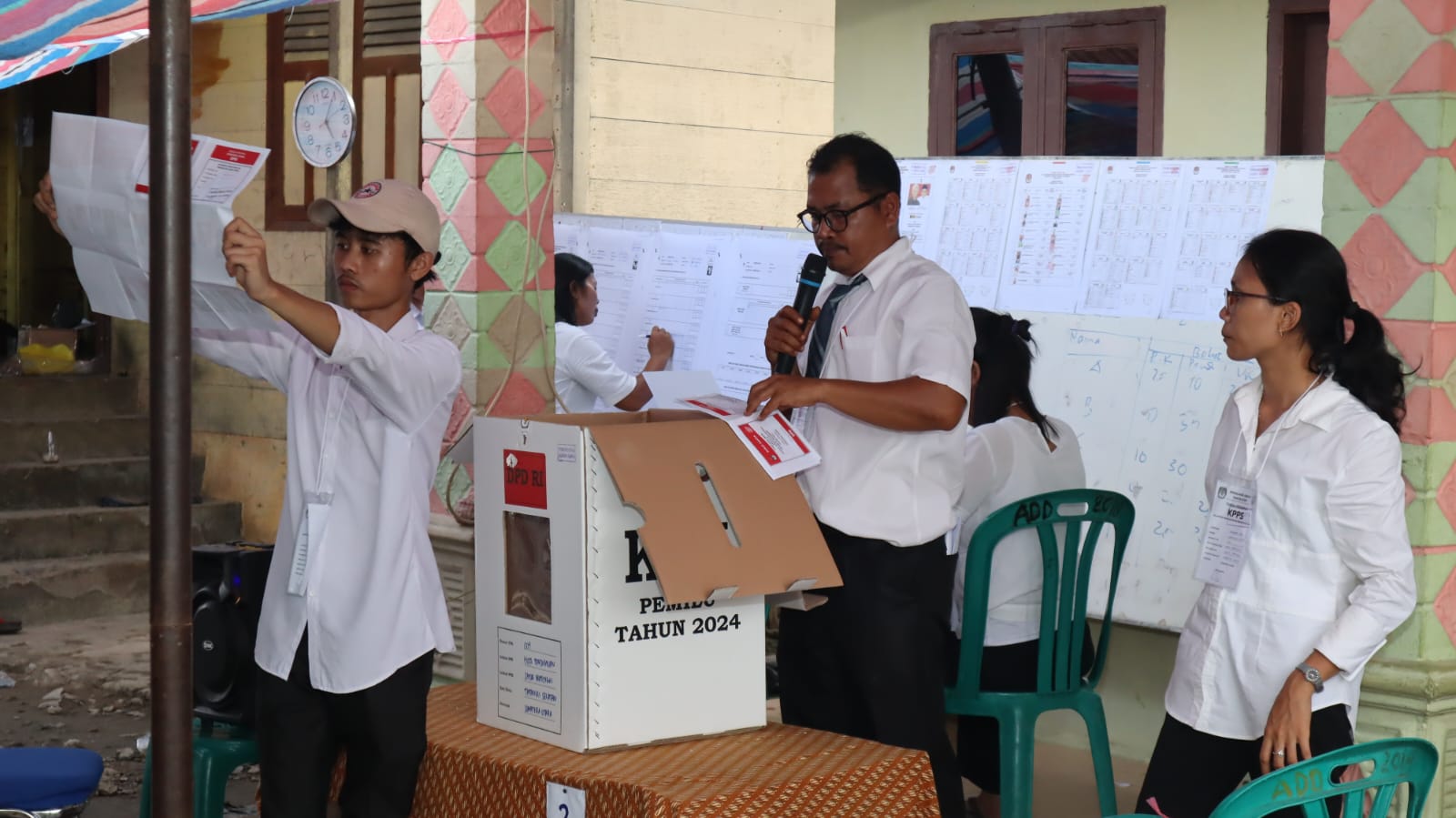 Suasana PSU di TPS 004 di Desa Huta Pardomuan, Kecamatan Sayurmatinggi, Kabupaten Tapsel