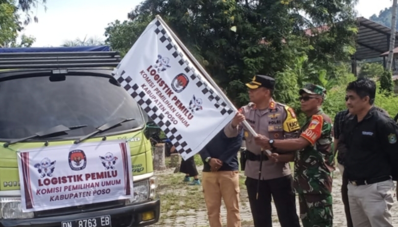 Tampak kaban Kesbang Pol Poso, Kapolres Poso dan Kasdim 1307 Poso, saat melakukan pelepasan distribusi logistik Pemilu 2024 untuk wilayah terjauh di kab. Poso