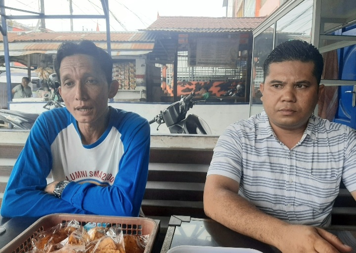 Awaluddin Harahap (kanan) dan Dipo Alam Siregar (kiri) memberi keterangan pers ke awak media terkait kasus dugaan kekerasan terhadap anak di Kabupaten Paluta