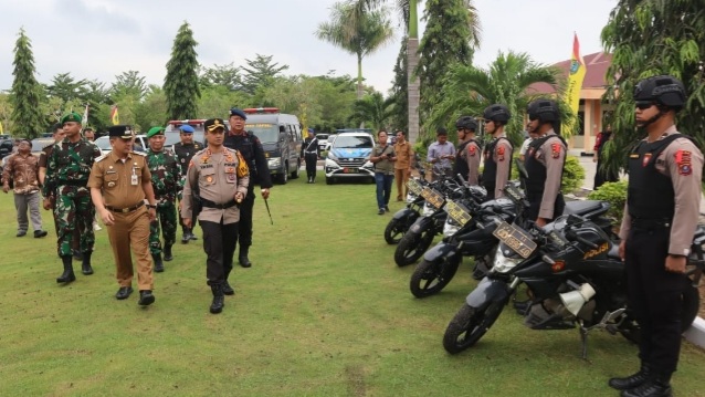 Kapolres Tapsel, AKBP Yasir Ahmadi, dan unsur Forkopimda lainnya saat melakukan cek pasukan pada Apel Serpas Pemilu di Kabupaten Paluta